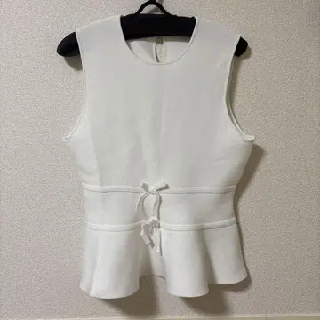 ZARA 화이트 페플럼 슬리브리스 리본 상의 사이즈 28
