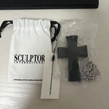 SCULPTURE 블랙 가죽 크로스 목걸이