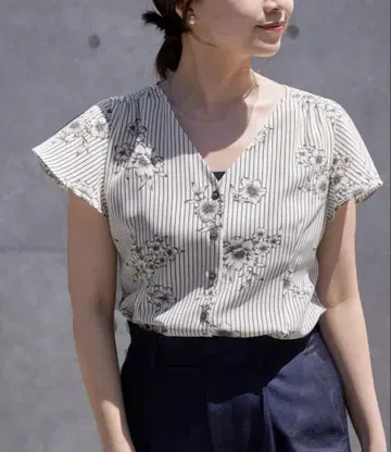 스트라이프 플라워 앞 버튼 V넥 블라우스 이에나