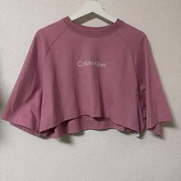 Calvin Klein 핑크 크롭 T셔츠