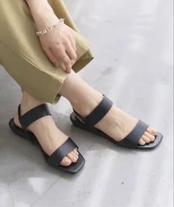 LE TALIN 르탈론 2cm 고무 스트랩 샌들 블랙 M