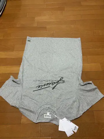 그레이 티셔츠 라코스테 그래픽 디자인