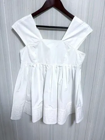 OHGA 엠파이어 탑 블랙 슬리브리스 블라우스