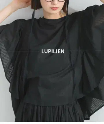 Lupilien 스트라이프 도비 버터플라이 프릴 블라우스 블랙