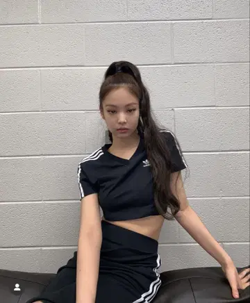 BLACKPINK 제니 착용 adidas 숏 기장 티셔츠