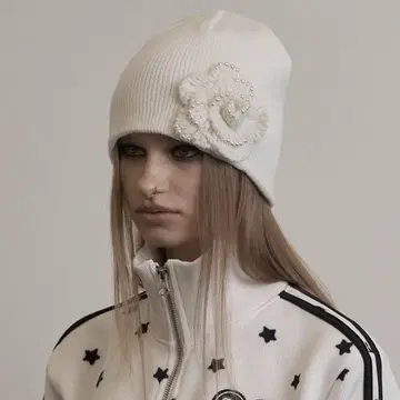 SETUPEXE PEARL CORSAGE BEANIE / IVORY