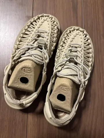 KEEN 킨 UNEEK 남녀 공용 샌들 24 베이지