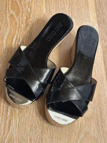 JIMMY CHOO 크로스 스트랩 샌들 블랙