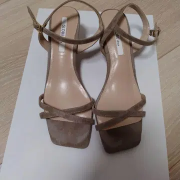 SLOBE IENA 베이지 스트랩 샌들