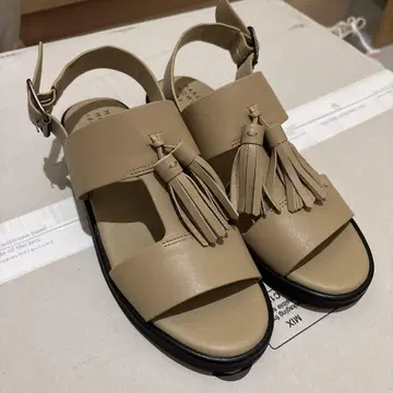 마가렛 호웰 아이디어 플랫 태슬 백 스트랩 샌들