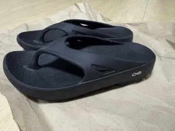 Oofos 블랙 비치 샌들