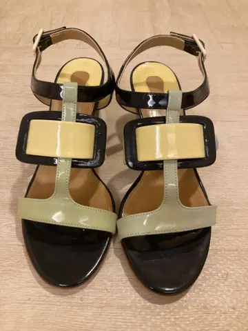 FERRAGAMO 여성 샌들