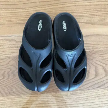 KEEN (킨) SHANTI 샌들 슬립온