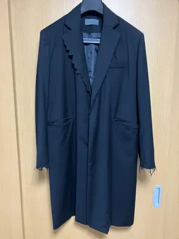 비대칭 블랙 롱 코트