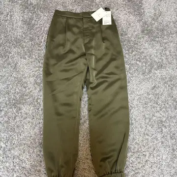 택 포함 새상품 UNITED ARROWS 클린 새틴 조거 팬츠