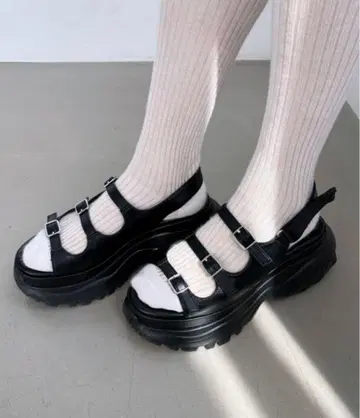 Heather 볼륨 밑창 벨트 샌들 블랙 통굽 샌들