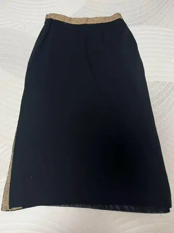 볼로네즈 블랙 타이트 스커트 골드 컬러 버튼