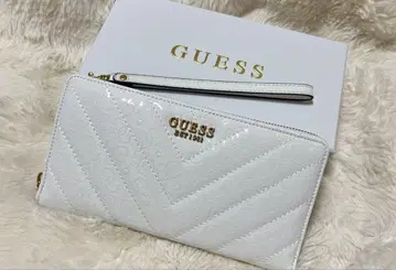 GUESS 화이트 퀼팅 장지갑