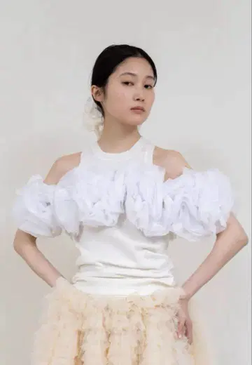 새상품급 bibiy ALEXA FLOWER KNIT 화이트 상의