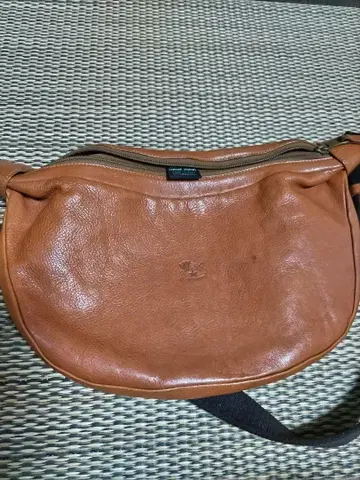 일비종떼 초승달 문 숄더 가죽 브라운