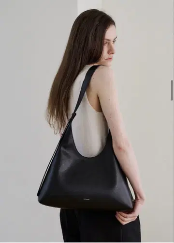 MONOROW ANGLE BLACK 숄더백