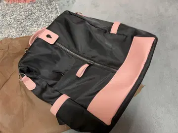 블랙과 핑크 나일론 백팩