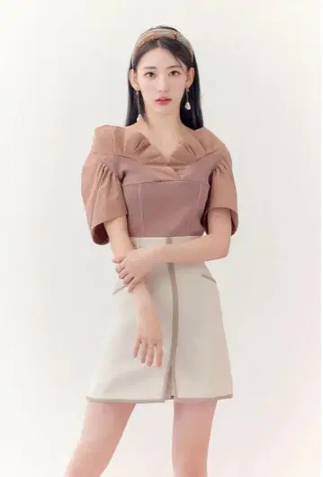 릴리 브라운 프릴 패턴 니트탑