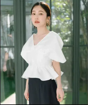 택 포함 새상품 유어즈 딥 V넥 크롭 프릴 상의