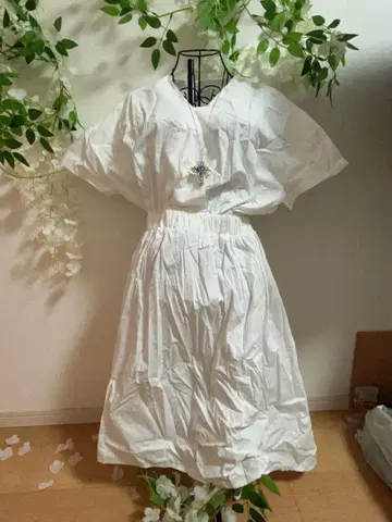 나르시스 화이트 V넥 반팔 셔츠 원피스