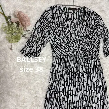 보르지 투모로우랜드 V넥 5부 소매 무릎 기장 원피스 화이트 블랙