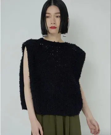 Mediam 미디엄 Frayed Yarn Square Pullover