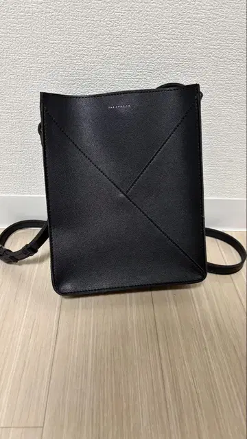 심플 블랙 숄더백