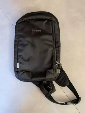 Pacsafe Vibe 325 슬링백 블랙