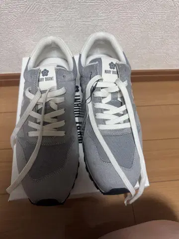 MARY QUANT 그레이 스니커즈
