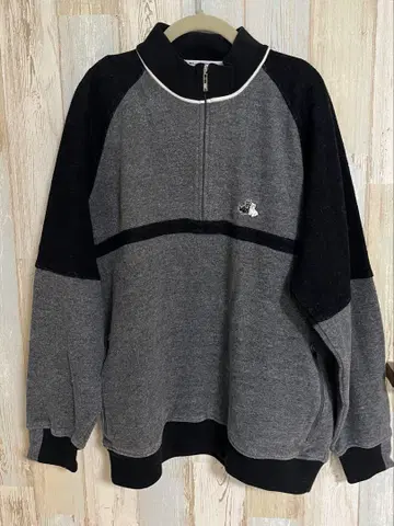 BLACKand White 지퍼 하프넥 상의