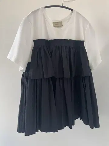 유나이티드 애로우즈 뷔스티에풍 디자인 티셔츠