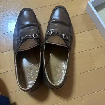 브라운 로퍼 금장 장식