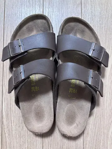 Birkenstock 브라운 더블 스트랩 샌들