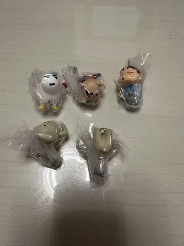 크레용 신짱(짱구는 못말려(크레용 신짱))을 집어 연결하고 있습니다.