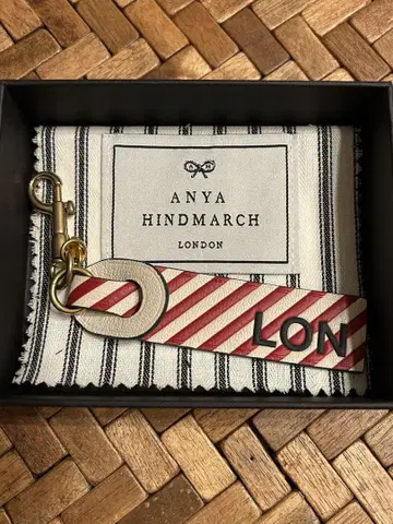 ANYA HINDMARCH 빨흰 스트라이프 키링
