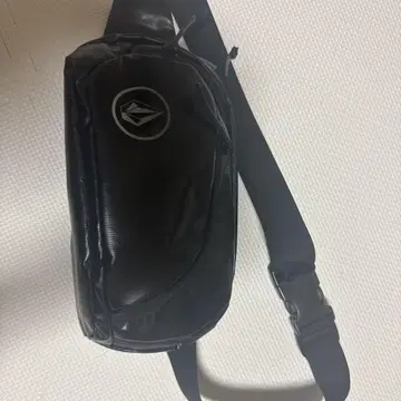 블랙 합성 피혁 바디백 로고