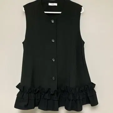 FENNEL 밑단 프릴 질레 베스트 프릴 부착 블랙