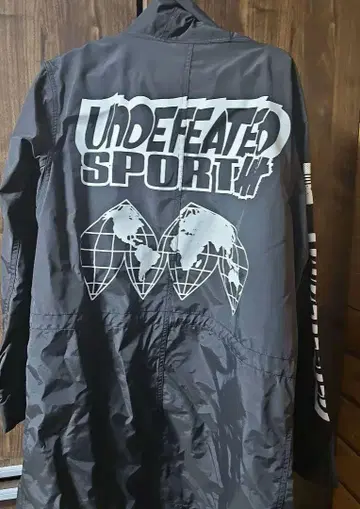 UNDEFEATED 후드 부착 모즈 코트