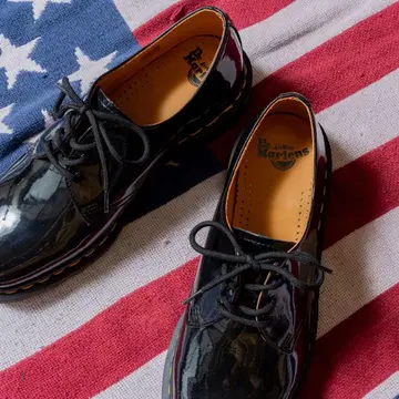 Dr Martens 신발 블랙 에나멜 3홀 UK8