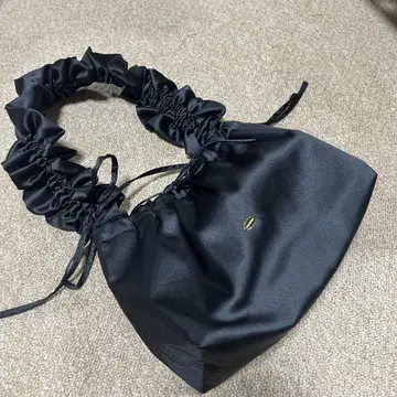 LILY BROWN 새틴 개더 버킷 백 블랙