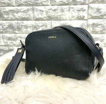 새상품급 FURLA 미니 숄더백 블랙 태슬