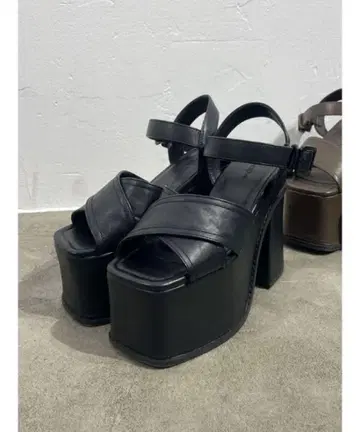 에모다 통굽 샌들 크로스 벌키 홈 샌들