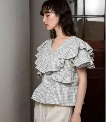 lawgy 2way frill french sleeve blouse