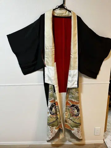 블랙과 빨간색의 블랙 문장 기모노와 허리띠 세트