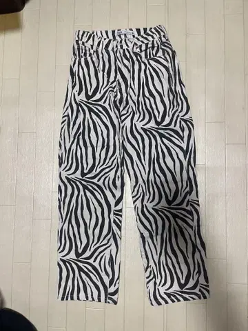 ZARA 제브라 패턴 팬츠